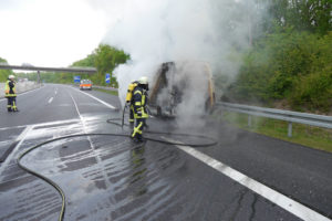 A49: Fahrzeug der Sprinterklasse steht in Vollbrand