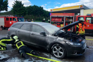 B3: Feuerwehr löscht brennenden Pkw