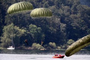 Fallschirmjäger springen in den Edersee