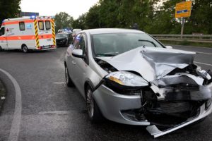 B323: Pkw prallen in Höhe Homberg frontal zusammen
