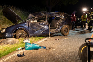 B254: 28-Jährige prallt mit Pkw gegen Baum