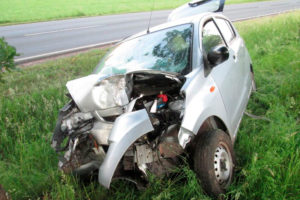 B62: Autofahrer verletzt sich bei Aufprall auf Baum schwer