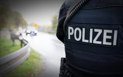 Mit Radlader mehrere Fahrzeuge beschädigt – Polizei bittet um Hinweise
