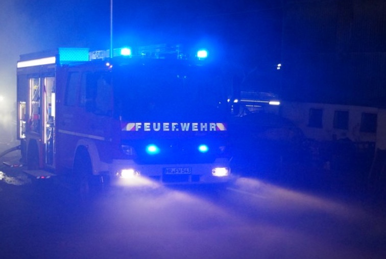 Ellenberg: Aufsitzmäher und Unterstand brannten