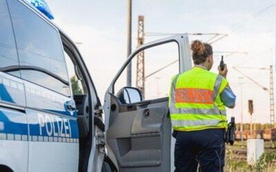 KS: Frau klammert sich an Zug; Dieb droht mit Messer; Vater und Kind leicht verletzt