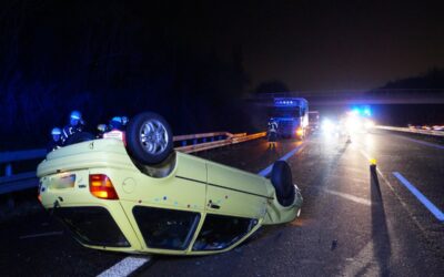Pkw überschlägt sich nach Lkw Reifenplatzer auf der A49