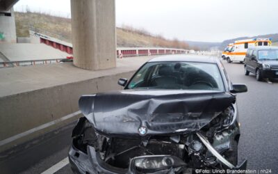 A7: Misslungener Fahrbahnwechsel – zwei Verletzte