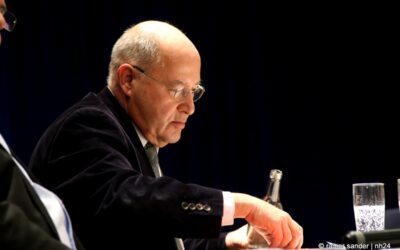 Gregor Gysi spricht in Neustadt über deutsche Einheit