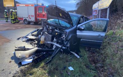 Zwei PKW prallen auf B252 zusammen – vier Schwerverletzte