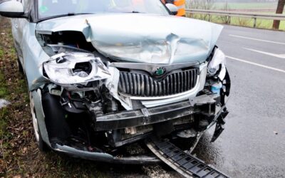 Beifahrerin bei Zusammenstoß zweier PKW auf der B254 verletzt