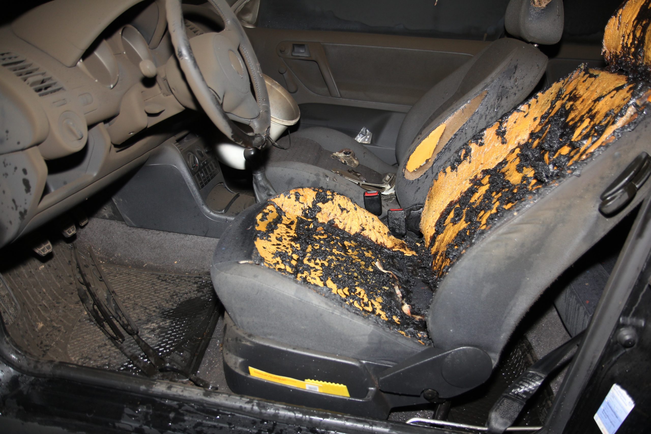 Melsungen: Fahrersitz eines 20 Jahre alten VW-Polo brennt 
