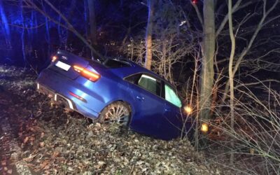 Audi von Kreisstraße geschoben – Zwei Verletzte und hoher Schaden