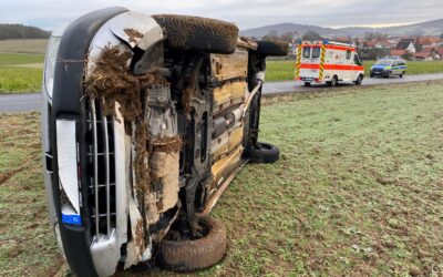 Auto überschlägt sich – Totalschaden nach Glätteunfall