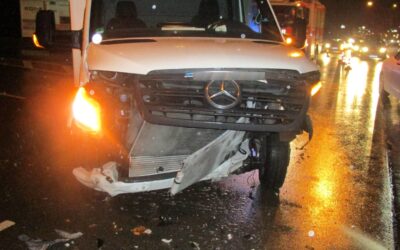 Sprinter und PKW prallen zusammen – Behinderungen im Berufsverkehr