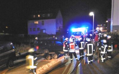 Golf-Fahrer prallt gegen Grundstücksmauer – Auto Totalschaden