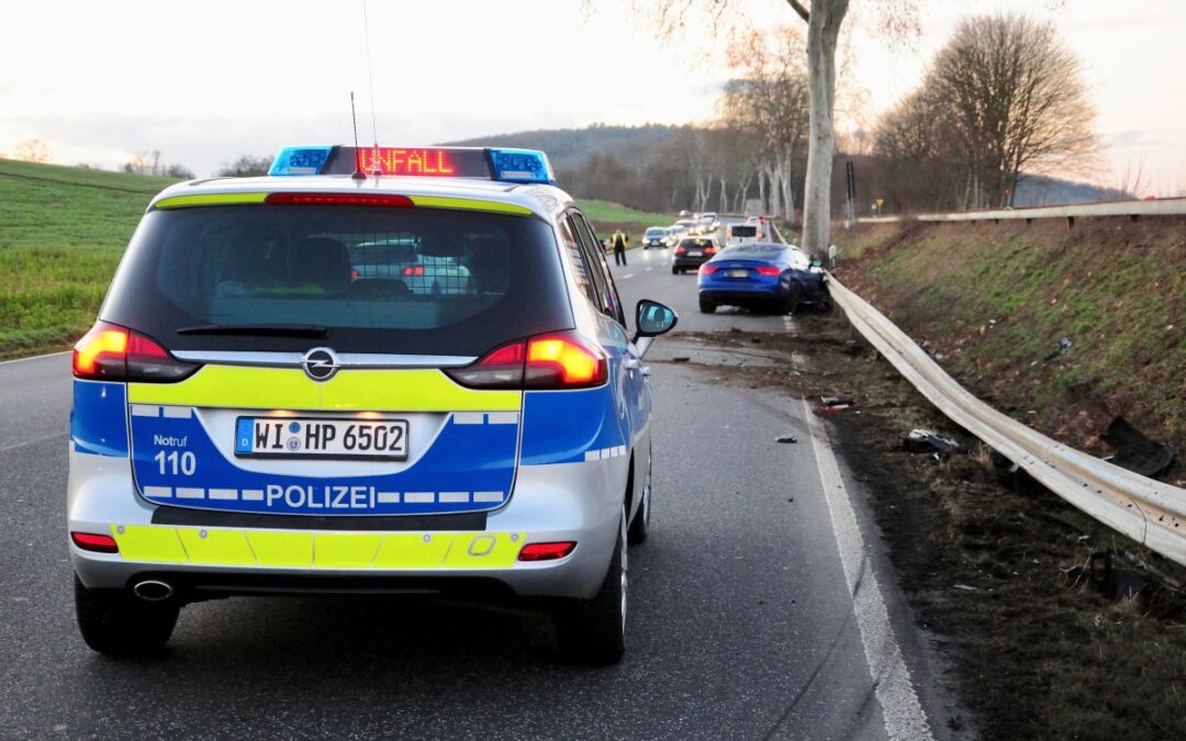Drei Fahrzeuge kollidieren bei Überholmanöver
