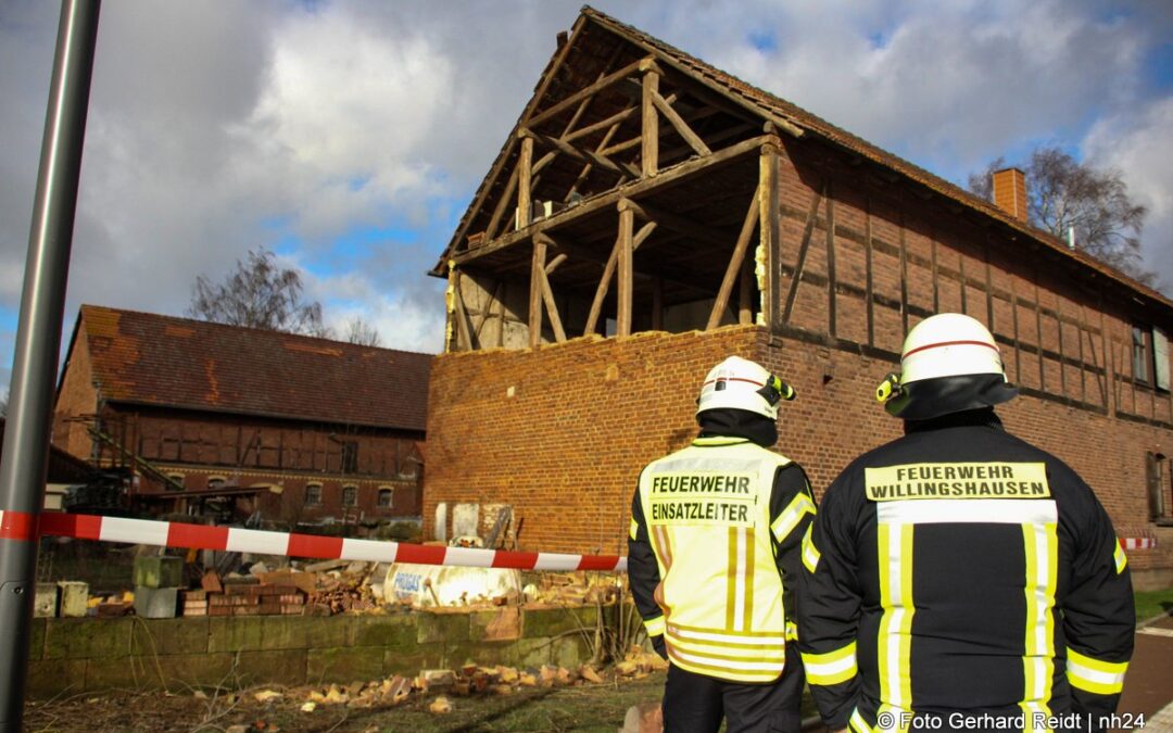 Willingshausen-Ransbach: Giebelwand stürzt auf Gastank