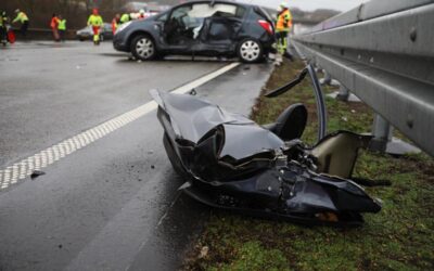 A 7: Feuerwehrleute befreien Frau (22) aus Unfallwagen