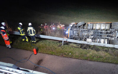 Sattelzug stürzt Böschung hinab
