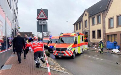29-Jähriger fährt mit Kombi in Menschenmenge – Zahlreiche Verletzte (VIDEO)