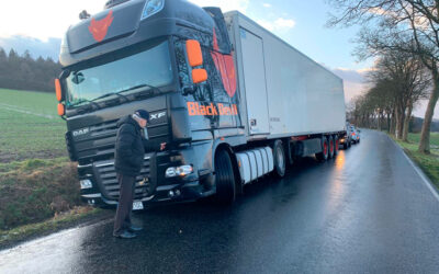 B254: Lkw-Fahrer (40) verletzt sich leicht