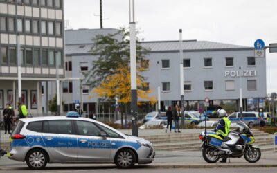 KS: Rollerdiebe; Mann reißt Scheibenwischer von Streifenwagen ab