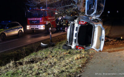 Obervorschütz: Feuerwehr befreit junge Frau aus Unfallwrack
