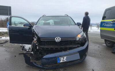 Volkswagen prallen im Kreuzungsbereich zusammen
