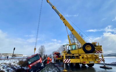 B 253: Bundesstraße wegen Bergungsmaßnahmen stundenlang voll gesperrt