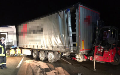 Sattelzug prallt gegen Schutzplanke