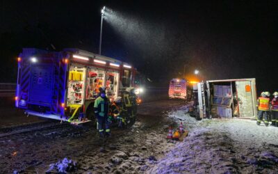 A 7: Lkw-Unfall mit Gefahrgut löst größeren Feuerwehreinsatz aus (Video)