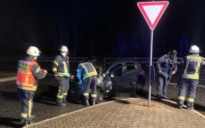 Homberg: Pkw prallen auf Bundesstraße zusammen