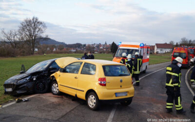 Kurve unterschätzt – Frau prallt in entgegenkommendes Auto
