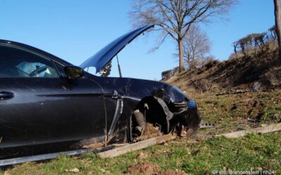 Mindestens 100.000 Euro Schaden bei Alleinunfall