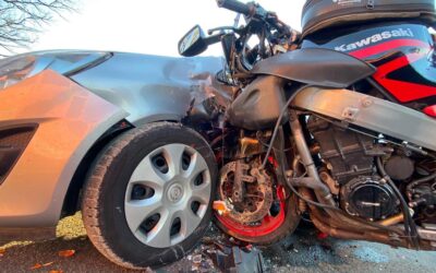 Motorradfahrer und Sozia werden bei Unfall schwer verletzt