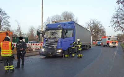 Lkw-Fahrer bei Unfall auf der Lilienthalstraße schwer verletzt