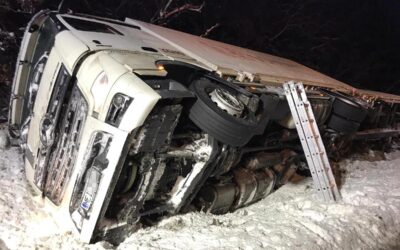A 7 Knüllwald: Gliederzug kippt in Böschung