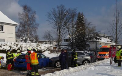Kassel: Pkw und Hütte brennen; Unfall; Dieb mit Messer