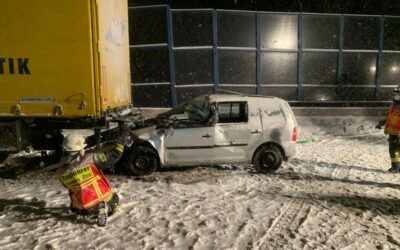 A 7: Feuerwehr Homberg befreit zwei Personen aus Unfallwrack
