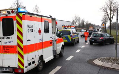 Autos prallen in Höhe des Fünftenwegs zusammen