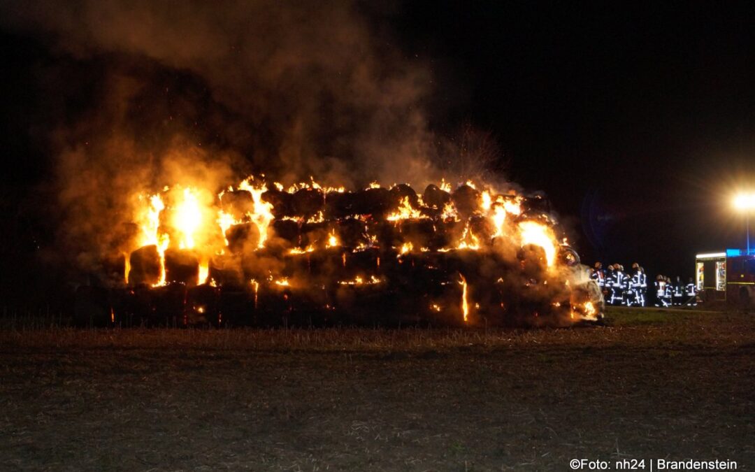 Guxhagen: 200 Rundballen brennen auf freiem Gelände