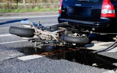 Motorradfahrer prallt auf Pkw