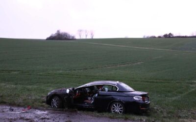 B 254: BMW-Fahrerin schleudert von winterglatter Fahrbahn
