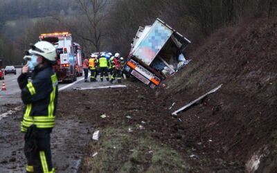 Lkw kommt von der A 7 ab