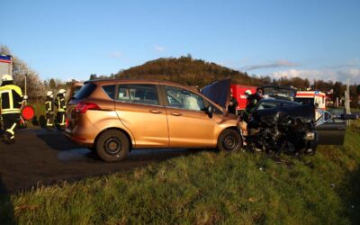 Homberg: Autos prallen im Kreuzungsbereich zusammen