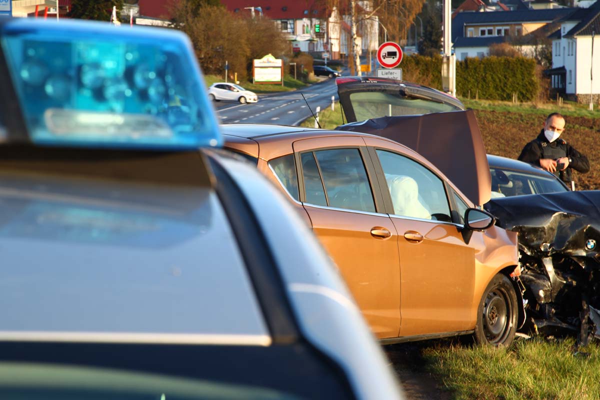 Homberg: Autos Prallen Im Kreuzungsbereich Zusammen – Nh24.de