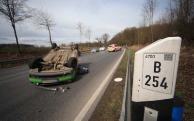 B 254: Mit „Harlekin“ überschlagen – 24-Jähriger leicht verletzt