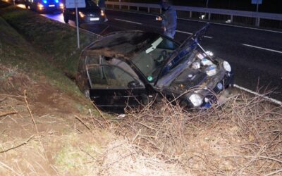 B 83: Kleinwagen schleudert von Bundesstraße