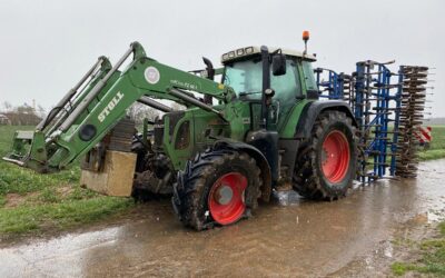 Pkw und Traktor „begegnen“ sich