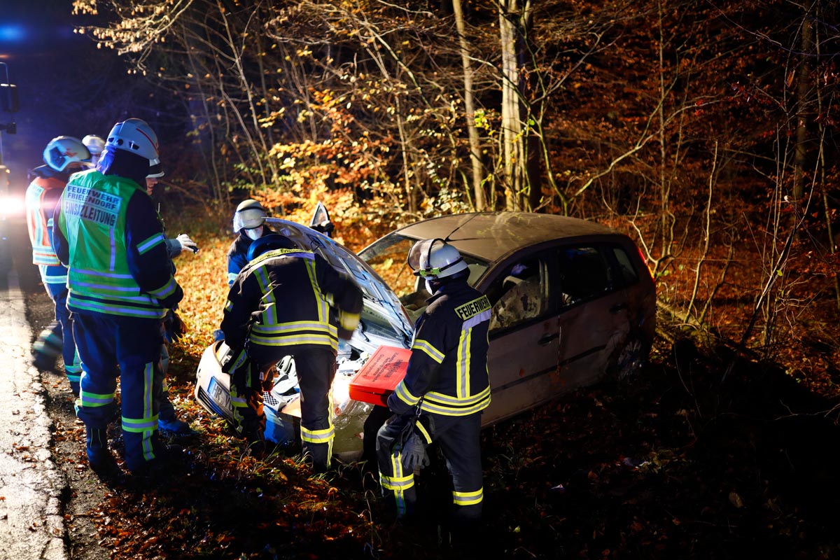 Pkw Schleudert Nach Drängelattacke Und Misslungenem Überholmanöver Von ...